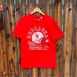 Gildan Nebraska Cornhuskers Football Helmet Red Graphic T-shirt, Men’s Size M